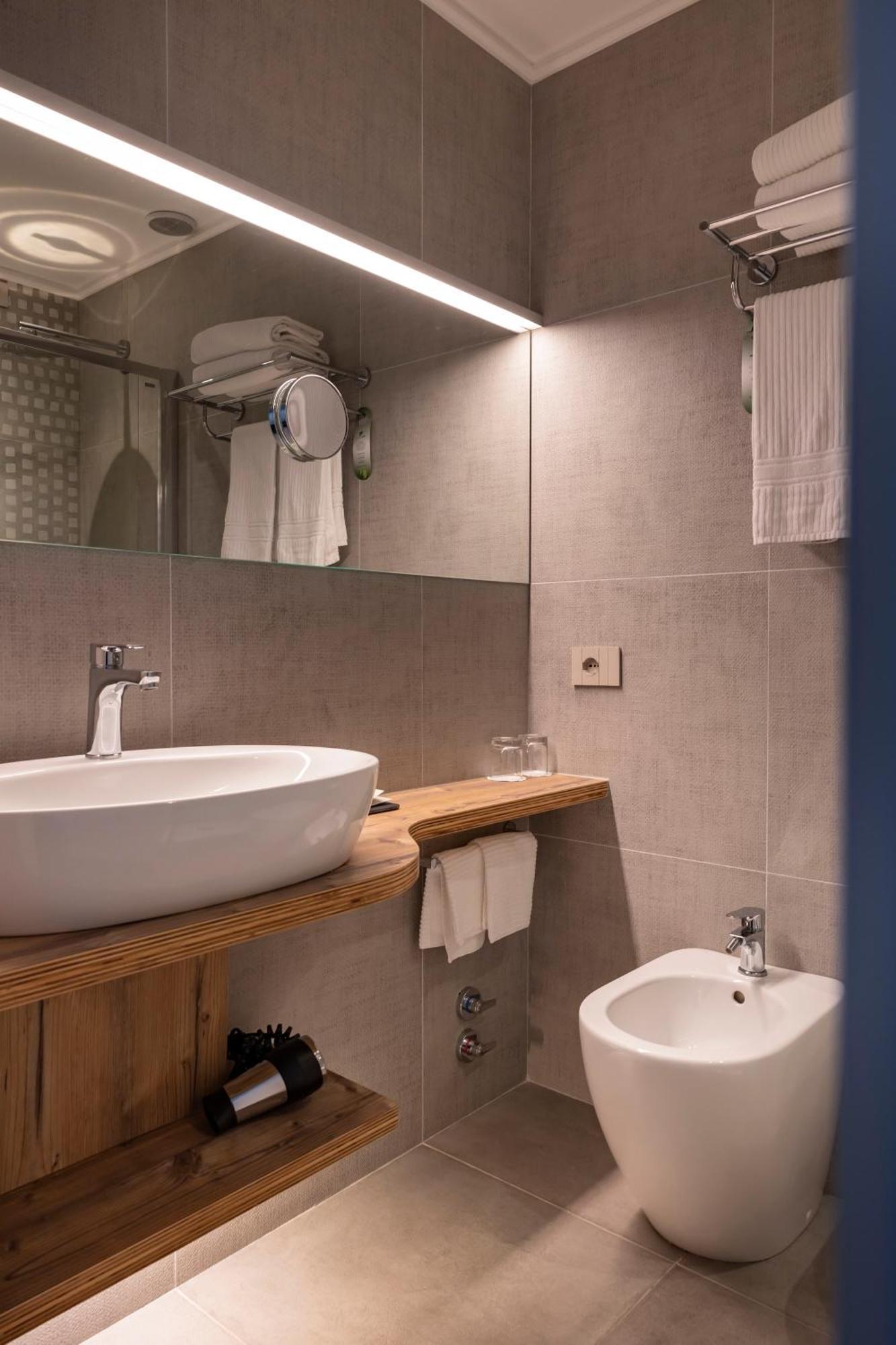 Linta Hotel Wellness & Spa أسياجو الغرفة الصورة